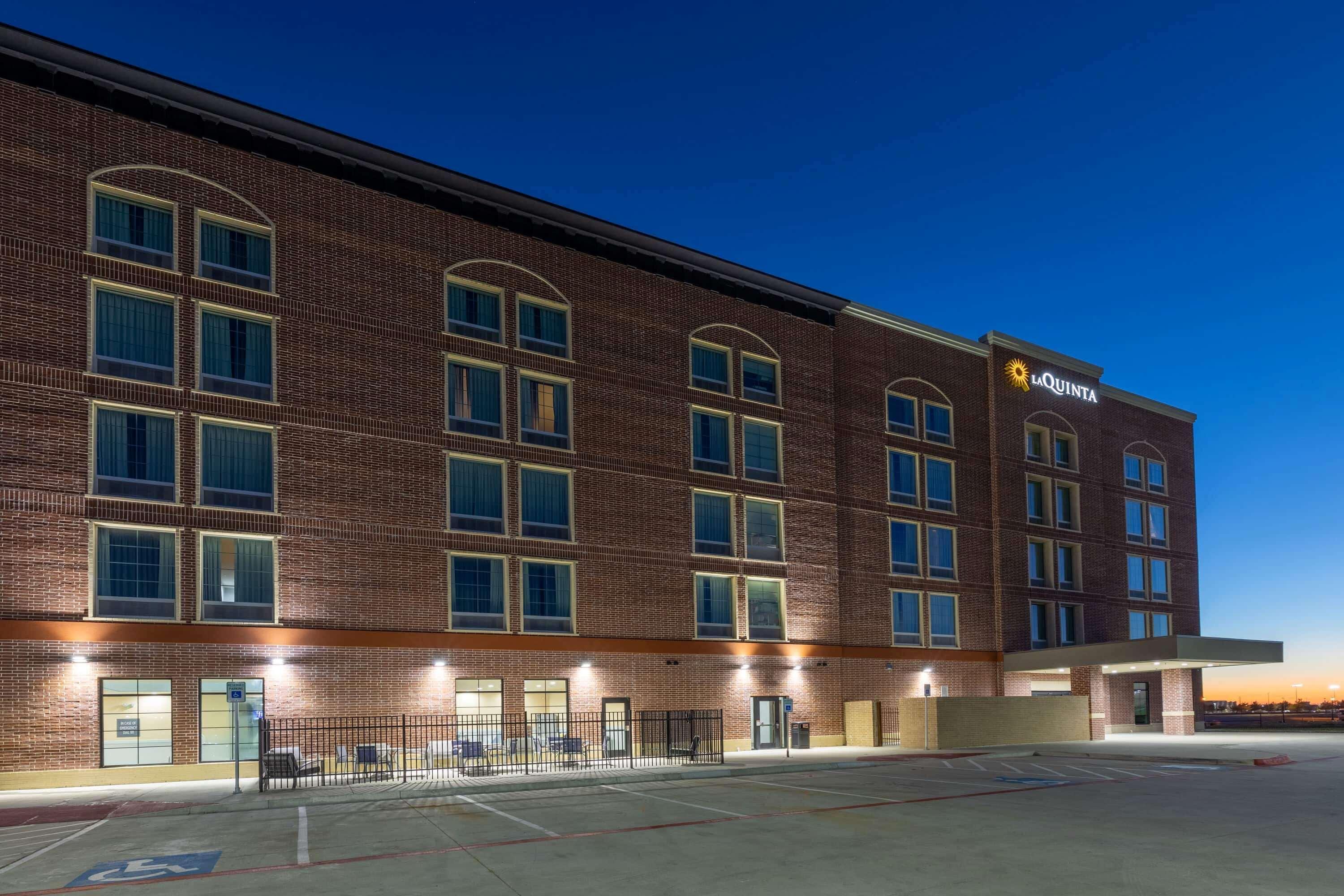 La Quinta & By Wyndham Dallas - Stadium Hotel Frisco