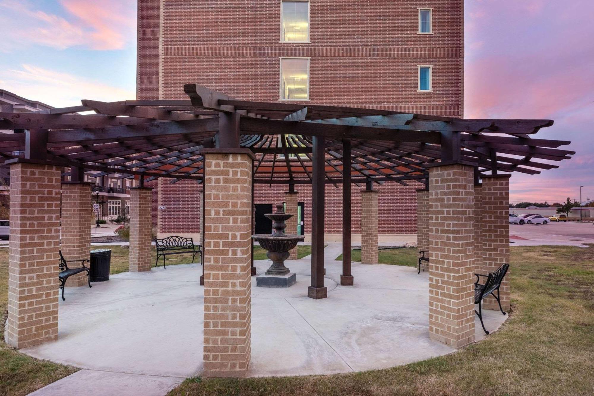 La Quinta & By Wyndham Dallas - Stadium Frisco